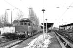254 021 (urspr. E 94 021, am 14.02.1941 fabrikneu dem Bw Probstzella zugeteilt) fährt mit einem Güterzug durch den Bahnhof Borsdorf bei Leipzig. (24.01.1984) <i>Foto: Thomas Fischer</i>