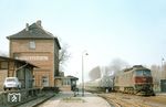 132 103 vom Bw Erfurt röhrt mit dem D 555 durch den Bahnhof Stotternheim kurz vor dem Ziel in Erfurt. Die Zugnummer dürfte noch vielen bekannt vorkommen, bis 1980 war der Schnellzug mit 03.10 von Stralsund bis Berlin bespannt. Danach dürfte ihn kaum noch jemand fotografiert haben. (21.04.1984) <i>Foto: Thomas Fischer</i>