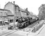 In Memoriam: Zu DDR-Zeiten fährt 58 3053 vom Bw Glauchau mit einem Güterzug nach Gera durch Schmölln. (18.05.1979) <i>Foto: Michael Malke</i>