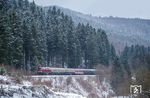 V 160 002 mit ihrem Sonderzug zwischen Brilon Wald und Willingen. (03.02.2018) <i>Foto: Joachim Schmidt</i>