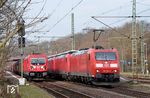 Im Bahnhof Steinau (Straße) überholt ein Lokzug u.a. mit 185 196 den dort wartenden Güterzug mit 187 142. (28.03.2019) <i>Foto: Joachim Schmidt</i>