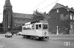 Tw 14 (Düsseldorfer Eisenbahnbedarf, Baujahr 1908) war als Viertbesetzung 1955 von der Straßenbahn Moers-Homburg nach Düren gekommen. Hier fährt er an der katholischen Kirche in der Dürener Schillingsstraße vorbei. (28.06.1960) <i>Foto: Aad van Ooy</i>