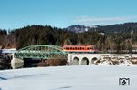 627 104 als RB 5517 passiert die Lechbrücke auf der Außerfernbahn bei Pflach nahe Reutte in Tirol. (05.01.2005) <i>Foto: Stefan von Lossow</i>