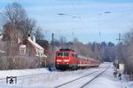 111 028 fährt mit RB 5413 nach Garmisch-Partenkirchen durch den ehemaligen Bahnhof Hechendorf bei Murnau am Staffelsee. (28.01.2006) <i>Foto: Stefan von Lossow</i>