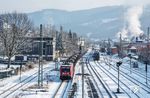 Bei eisiger Kälte fährt 187 177 mit GAG 60762 aus Kreuztal durch den Bahnhof Hohenlimburg. (18.01.2024) <i>Foto: Joachim Schmidt</i>