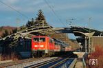111 003 fährt mit RE 5413 nach Garmisch-Partenkirchen durch den 2001 eröffneten Haltepunkt Starnberg Nord. (12.01.2005) <i>Foto: Stefan von Lossow</i>