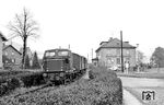 VL 13 drückt die Leerwagengarnitur zurück zum Kreisbahnhof in Wächtersbach. Die zuletzt von den Gelnhäuser Kreisbahnen als Vogelsberger Südbahn betriebene Strecke wurde zwischen 1958 und 1967 abschnittsweise außer Betrieb gesetzt.  (17.11.1966) <i>Foto: Gerd Wolff</i>