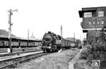 Mitte der 1930er Jahre stieg der Güterverkehr bei der WLE stark an. Die im Raum Beckum und Ennigerloh liegenden Zementwerke benötigten zur Anreicherung der hier vorkommenden Kalksteine größere Mengen von Zusatzmaterial aus den Steinbrüchen um Warstein. Diese Transporte konnten mit den bei der WLE vorhandenen Lokomotiven nicht mehr bewältigt werden. Im Abstimmung mit dem Maschinentechnischen Büro der WLE entstanden bei den Borsig-Werken in Hennigsdorf 1937 zunächst zwei Lokomotiven, die die Betriebsnummern 121 und 122 erhielten. Die Lokomotiven mussten für diese Transporte den Westfälischen Semmering zwischen Anröchte und Belecke mit Steigungen bis 20 ‰ und Kurvenradien bis 200 m Halbmesser bewältigen. Hier waren die Lokomotiven in der Lage, eine Last von 500 t mit einer Geschwindigkeit von 30 km/h zu befördern. Deutlich weniger hat Lok 122 bei der Ausfahrt aus dem Bahnhof Lippstadt am Haken. (23.08.1950) <i>Foto: Hermann Ott</i>