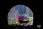 612 077 fährt bei Lungsdorf im Pegnitztal gleich in den Hufstättetunnel ein. (23.04.2011) <i>Foto: Michael Hubrich</i>