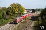 218 417 verlässt mit RE 4215 (Stuttgart Hbf - Lindau Hbf) den Bahnhof Bad Schussenried auf der württembergischen Südbahn. (30.09.2017) <i>Foto: Marvin Christ</i>