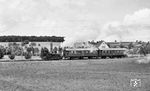 Lok 30 verlässt mit T 29 den Bahnhof Wollbach (Baden). Der Ersatzzug bestand aus zwei DB-B3yg-Umbauwagen. (15.07.1962) <i>Foto: Karl Wyrsch, Slg. D. Ammann</i>