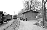 Zur Mittagszeit erwarten zahlreiche Schüler den OHE VT 514 im Bahnhof Neetze. Seit 21. Mai 1977 fährt hier kein Personenzug mehr. (09.03.1967) <i>Foto: Gerd Wolff</i>