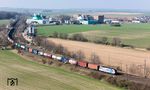 186 390 von RTB-Cargo mit einem Containerzug nach Polen bei Frellstedt an der Strecke Braunschweig–Magdeburg. (08.03.2024) <i>Foto: Joachim Schmidt</i>