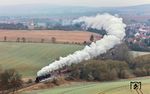 Mit einer langen Dampfffahne fährt 58 1111 vor einem Fotogüterzug durch Ettenhausen. (10.03.2024) <i>Foto: Joachim Schmidt</i>