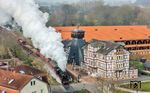 58 1111 dampft mit dem Fotogüterzug nach Meiningen aus Bad Salzungen. Auf dem Bohrturm der Gradieranlagen genießen zwei Störche einen Kuraufenthalt in der gesunden Salzunger Sole-Luft. (10.03.2024) <i>Foto: Joachim Schmidt</i>
