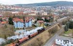 58 1111 erreicht mit ihrem Fotogüterzug aus Eisenach die Kreisstadt Meiningen. Im Hintergrund sind die Hallen des Dampflokwerks zu sehen. (10.03.2024) <i>Foto: Joachim Schmidt</i>