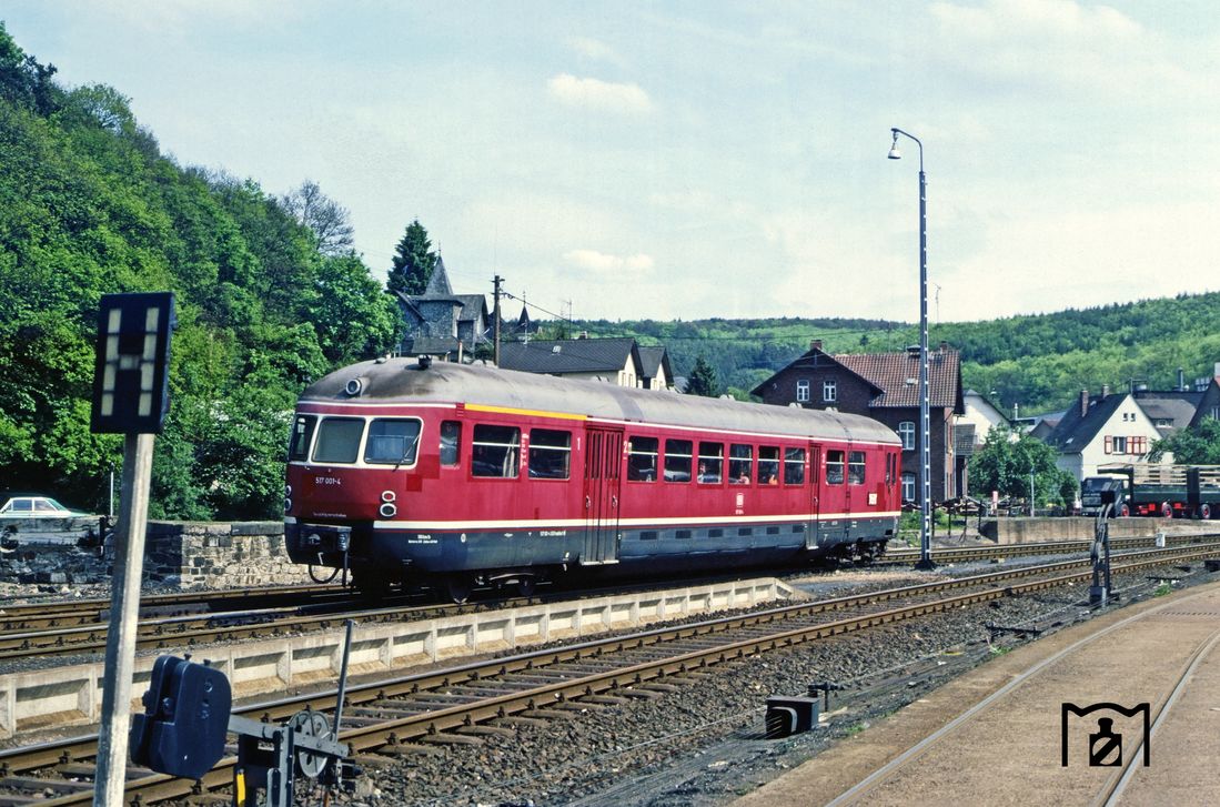 517 001 fährt als N 5683 weiter nach Wiesbaden. (19.05.1981) Foto