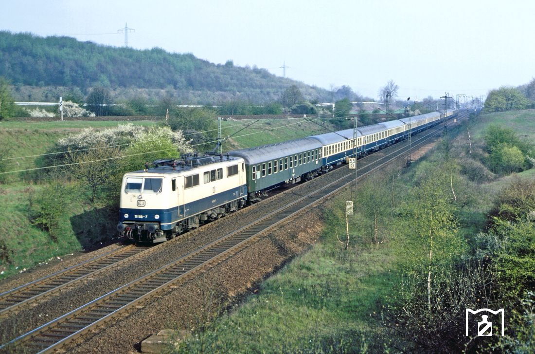 111 108 Vom Bw Munchen 1 Vor D 723 Dortmund Berchtesgaden Bei Remagen 17 04 1982 Foto Wolfgang Bugel Br111 Autoreisezug Bundesbahn Deutsche Bundesbahn
