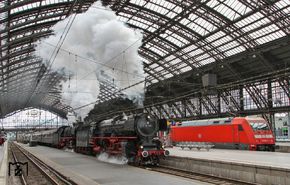18827-Ausfahrt D13494 mit 

01150 und 011075 aus der Halle. Rechts der Fernverkehr Nachfolger der Bahn 101 052 mit IC 2024 nach Hamburg-Altona