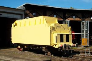 Der Tender einer Dampflok der Baureihe 44 in gelb