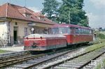 VT 98 903 (Bw Passau) mit dem einachsigen Vorsetz-Gepäckwagen VB 141 210 für den Transport von Fahrrädern und Reisegepäck auf der Steil- und Zahnradstrecke Erlau - Wegscheid im Bahnhof Wegscheid.  (21.08.1961) <i>Foto: Robin Fell</i>