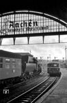 In Aachen Hbf trifft 38 3598 auf einen VT 98. Die Werbung für die Aachener Thermalquellen ist durchaus berechtigt, sie zählen zu den ergiebigsten Quellen Deutschlands. (12.1960) <i>Foto: Hermann Gerdes</i>