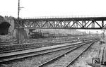 14.20 Uhr: 44 1665 (Bw Wuppertal-Vohwinkel) fährt mit einem langen Güterzug in Wuppertal-Vohwinkel Rbf ein. (24.07.1958) <i>Foto: Jacques H. Renaud</i>