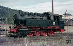 81 004 wurde 1971 von der Deutsche Gesellschaft für Eisenbahngeschichte erworben. Auf Initiative der Eisenbahnfreunde Aurich e. V. war sie von 1982 bis 1996 als Denkmal in Marienhafe vor einem Baumarkt aufgestellt. Das Denkmal musste jedoch schließlich einer Erweiterung des Baumarktes weichen. Die Lokomotive wurde deshalb an den Hessencourrier nach Kassel verkauft.  (07.09.1974) <i>Foto: Wolfgang Bügel</i>