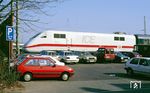 401 001 steht am Parkplatz ("Nur für Pkw") der damaligen DB-Fernschreibstelle Opladen an der Bahnallee 3. Das rot-weiße Außendesign des InterCityExperimental wurde nahezu unverändert in die Serie übernommen.  (15.03.1990) <i>Foto: Joachim Bügel</i>