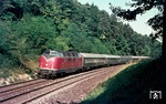 220 068 vor D 593 nach Stuttgart bei Würzburg-Heidingsfeld.  (11.09.1974) <i>Foto: Wolfgang Bügel</i>
