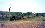 023 002 hat soeben vor N 5882 nach Würzburg den Bahnhof Reichenberg verlassen und passiert das Hp 1 zeigende Einfahrsignal der Gegenrichtung.  (11.09.1974) <i>Foto: Wolfgang Bügel</i>