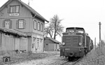 251 903 mit einem Rollbock-Güterzug unterwegs auf dem "Öchsle" im Bahnhof Maselheim, auf halber Strecke zwischen Warthausen und Ochsenhausen. (04.04.1975) <i>Foto: Frank Lüdecke</i>
