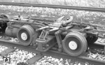 Als Rollbock bezeichnet man ein zweiachsiges Hilfsdrehgestell mit dem ein normalspuriger Güterwagen auf einer schmalspurigen Eisenbahnstrecke befördert werden kann. Dadurch entfällt das Umladen der Güter vom Normalspur- auf das Schmalspurfahrzeug und umgekehrt. (04.04.1975) <i>Foto: Frank Lüdecke</i>