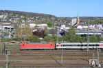 Der Zuglauf EC 8/9 gehört zu den letzten beiden lokbespannten Zügen mit Schweizer Wagenpark in Deutschland. Vor der Kulisse des Nützenberg rollt der EC 9 nach Zürich HB aufgrund einer Umleitung mit 101 039 durch Wuppertal-Steinbeck. (06.04.2024) <i>Foto: Wolfgang Bügel</i>