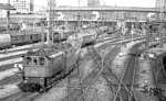 Schnellzug D 1683 schlägelt sich mit 116 018 und 110 347 an der Zugspitze aus dem Münchener Hauptbahnhof. (15.08.1974) <i>Foto: Frank Lüdecke</i>