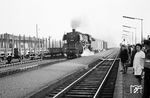 03 010 (Bw Bremen Hbf) stürmt durch den Bahnhof Diepholz, während die Reisenden auf einen Gegenzug warten. (04.1964) <i>Foto: Robin Fell</i>