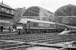 Die Class 46 der British Railways war eine Diesellok mit elektrischer Leistungsübertragung für den schweren Schnellzug- und Güterzugdienst, die von 1961 bis 1963 bei den Derby Works in England gebaut wurde. Lok D 172, die hier unter den Augen vieler 'Trainspotter' mit einem Schnellzug den Londoner Bahnhof Kings Cross verlässt, wurde im Juli 1962 in Dienst gestellt und am 25. November 1984 erstmalig ausgemustert. Danach kam sie als Nr. 97403 (97xxx bedeutet Bahndienst- oder Versuchszugslok) wieder in den Fahrzeugbestand. Mit der endgültigen Zurückziehung am 19.08.1991 erwarb der Musikproduzent und ehemalige Dampflokheizer Pete Waterman die Maschine. Heute ist sie bei der Museumbahn Peak Rail in Derbyshire im Einsatz, deren Präsident Waterman seit 2018 ist. Pete Watermann war Teil des Musikproduzententeam 'Stock Aitken Waterman', die in den 1980er Jahren zahlreiche Nr. 1-Hits produzierten. (08.1962) <i>Foto: Robin Fell</i>