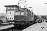 Die Stuttgarter E 18 03 vor einem Schnellzug in München Hbf. (1955) <i>Foto: Robin Fell</i>
