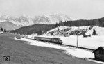 194 574 vor N 5428 aus Mittenwald zwischen Klais und Garmisch-Partenkirchen. Im Hintergrund das Karwendelgebirge. (13.04.1980) <i>Foto: Frank Lüdecke</i>