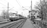 Lokzug mit 111 071, E 44 001, E 52 34, E 19 12, 120 001, E 69 02 und 116 009 im Bahnhof Uffing am Staffelsee. (03.04.1980) <i>Foto: Frank Lüdecke</i>