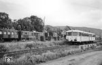 VT 52 der Hersfelder Kreisbahn (Uerdingen, Baujahr 1959), ein einmotoriger Schienenbus mit normaler Zug- und Stoßvorrichtung, mit Beiwagen 60 (Uerdingen, Baujahr 1955) in Hersfeld. (15.07.1960) <i>Foto: Aad van Ooy</i>