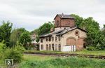 Der Bahnhof von Frose liegt an der Bahnstrecke Halle–Halberstadt. Von dieser zweigte bei Frose bis 2003 die Bahnstrecke über Ballenstedt nach Quedlinburg (Bahnstrecke Frose–Quedlinburg) ab. Das zu Reichsbahnzeiten noch gut gepflegte Bahnhofsgebäude aus dem Jahr 1866 (vgl. Bild-Nr. 17548) verfällt zusehends. (03.05.2024) <i>Foto: Joachim Schmidt</i>