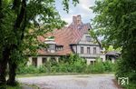 Das Fachwerkgebäude des Bahnhofs Nachterstedt ist das zweite Gebäude von 1910 und wartet ebenfalls auf bessere Zeiten. Hier gab es frührer im Erdgeschoss Warteräume, Fahrkarten- und Gepäckschalter sowie weitere Diensträume. Im oberen Halbgeschoss waren Wohnungen für die Bahnbediensteten vorhanden. Die Fenster und Türen des Stationsgebäudes sowie das Stellwerks sind heute abgedeckt und der Personentunnel an beiden Enden verschlossen. Das Empfangsgebäude und der hölzerne Güterschuppen befinden sich in einem desolaten Zustand, obwohl das Empfangsgebäude unter Denkmalschutz steht.  (03.05.2024) <i>Foto: Joachim Schmidt</i>