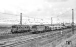 Wettrennen in Leipzig-Wiederitzsch zwischen 204 002 mit einem Personenzug und 244 114 vor einem Güterzug, das die E 04 wohl für sich entscheiden konnte. (1975) <i>Foto: Michael Malke</i>