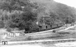 97 501 fährt mit P 3226 in den Bahnhof Honau auf der Zahnradstrecke Honau (Württ.) - Lichtenstein (Württ.) ein. Auf dem Zahnstangenabschnitt überwand die Bahn mit einer Maximalsteigung von 1:10 auf einer Länge von 2,15 Kilometer einen Höhenunterschied von 179 Metern. Sie war die erste Zahnradstrecke für den Personenverkehr in Württemberg und eine der steilsten Eisenbahnstrecken Deutschlands. (11.07.1953) <i>Foto: Carl Bellingrodt</i>