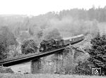 Im Rahmen der Feierlichkeiten zum 100-jährigen Jubiläum der Bahnstrecke Reitzenhain–Flöha war 58 1111 mit diesem Sonderzug unterwegs, der hier die Schwarze Pockau bei Zöblitz-Pobershau überquert. (06.1975) <i>Foto: Michael Malke</i>