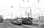In Erfurt Hbf überholt 242 134 die zur Einsatzstelle Weimar gehörende 41 1025. (28.06.1987) <i>Foto: Thomas Fischer</i>