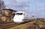 Der InterCityExperimental 410 001/002 war ein Versuchsfahrzeug der DB für die Erprobung des Hochgeschwindigkeitsverkehrs und Vorläufer der heutigen Intercity-Express-Züge. Der ab Ende 1979 konzipierte und zwischen 1983 und 1985 gebaute Zug diente bis zu seiner Ausmusterung am 1. Januar 2000 zahlreichen technischen Versuchen. Hier fährt der zwei Monate alte Zug aus Münster Hbf. (10.12.1985) <i>Foto: Bernd Kappel</i>