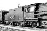 Angesichts der propagandistischen Möglichkeiten, die eine erfolgreiche Durchführung der Olympischen Spiele 1936 bieten würde, wurden auch erstmals Eisenbahnfahrzeuge mit den olympischen Ringen geschmückt. Die Rostocker 03 142 präsentiert sich so mit dem sichtbar stolzen Personal dem Fotografen. (1936) <i>Foto: Klaus Eschenburg</i>