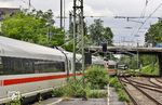 Die "Umleiteritis" der Bahn bescherte in Solingen Hbf noch eine ungewöhnliche Betriebssituation: Während der EC 9 auf dem Regelgleis in Richtung Leichlingen entschwindet, fährt der über die S-Bahn-Strecke aus Hilden umgeleitete ICE 623 (Düsseldorf - Würzburg) parallel ins Gegengleis aus. (27.05.2024) <i>Foto: Joachim Bügel</i>